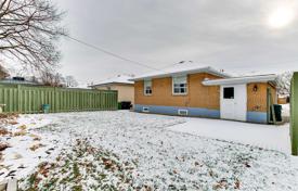 3 odalılar şehir içinde müstakil ev Etobicoke'de, Kanada. C$1,286,000
