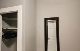 3 odalılar şehir içinde müstakil ev 111 m² Miami'de, Amerika Birleşik Devletleri. $570,000
