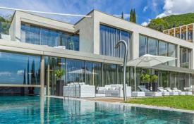 Villa – Gardone Riviera, Lombardiya, İtalya. Talep üzerine fiyat