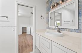 5 odalılar şehir içinde müstakil ev 436 m² Miami'de, Amerika Birleşik Devletleri. $1,700,000