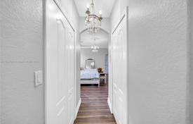 4 odalılar şehir içinde müstakil ev 421 m² Miami'de, Amerika Birleşik Devletleri. $1,450,000