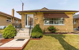 4 odalılar şehir içinde müstakil ev Etobicoke'de, Kanada. C$1,045,000