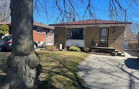 7 odalılar şehir içinde müstakil ev Etobicoke'de, Kanada. C$1,621,000
