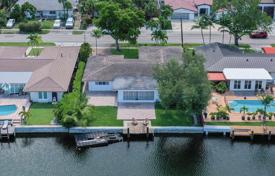 Yazlık ev – North Miami, Florida, Amerika Birleşik Devletleri. $1,150,000
