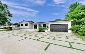 4 odalılar şehir içinde müstakil ev 208 m² Miami'de, Amerika Birleşik Devletleri. $1,098,000