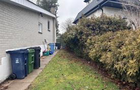 4 odalılar şehir içinde müstakil ev North York'da, Kanada. C$1,319,000