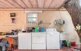 4 odalılar şehir içinde müstakil ev 131 m² Miami'de, Amerika Birleşik Devletleri. $680,000