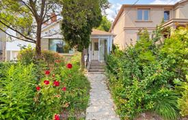 8 odalılar şehir içinde müstakil ev North York'da, Kanada. C$2,563,000
