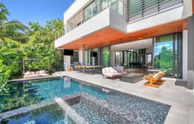 7 odalılar şehir içinde müstakil ev 723 m² North Miami Beach'da, Amerika Birleşik Devletleri. $6,750,000