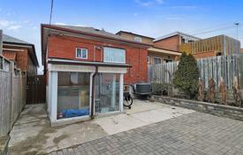 6 odalılar şehir içinde müstakil ev York'da, Kanada. C$1,173,000