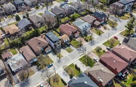 8 odalılar şehir içinde müstakil ev North York'da, Kanada. C$2,119,000