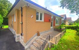 9 odalılar şehir içinde müstakil ev Etobicoke'de, Kanada. C$1,383,000