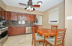 12 odalılar şehir içinde müstakil ev York'da, Kanada. C$1,639,000