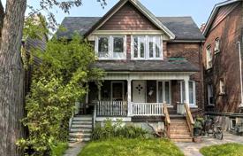 9 odalılar konak Symington Avenue'de, Kanada. C$1,548,000