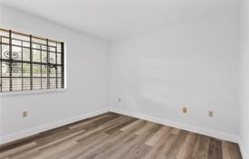 3 odalılar şehir içinde müstakil ev 107 m² Miami'de, Amerika Birleşik Devletleri. $449,000