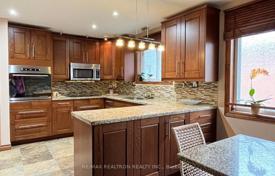 10 odalılar şehir içinde müstakil ev North York'da, Kanada. C$2,045,000