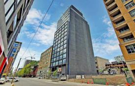 4 odalılar daire Richmond Street West'da, Kanada. C$908,000