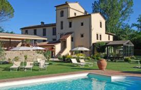 47 odalılar villa San Gimignano'da, İtalya. Price on request