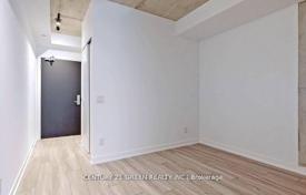 4 odalılar daire Richmond Street West'da, Kanada. C$715,000