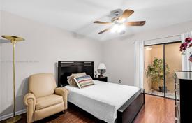 4 odalılar şehir içinde müstakil ev 460 m² Miami'de, Amerika Birleşik Devletleri. $1,375,000