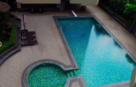 3 odalılar kondominyumda daireler Khlong Toei'de, Tayland. $3,400 haftalık