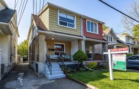 4 odalılar konak East York'da, Kanada. C$1,141,000