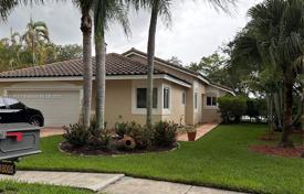 Şehir içinde müstakil ev – Pembroke Pines, Broward, Florida,  Amerika Birleşik Devletleri. $669,000