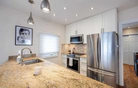 9 odalılar şehir içinde müstakil ev Scarborough'da, Kanada. C$1,124,000
