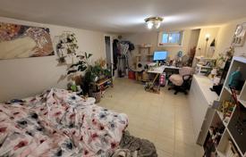 9 odalılar şehir içinde müstakil ev Scarborough'da, Kanada. C$1,776,000