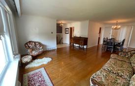9 odalılar şehir içinde müstakil ev North York'da, Kanada. C$1,645,000