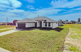9 odalılar şehir içinde müstakil ev 228 m² Cape Coral'da, Amerika Birleşik Devletleri. $438,000