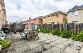 9 odalılar şehir içinde müstakil ev Scarborough'da, Kanada. C$1,999,000