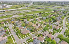 10 odalılar şehir içinde müstakil ev Etobicoke'de, Kanada. C$1,307,000