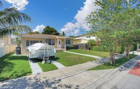 Yazlık ev – Stillwater Drive, Miami sahili, Florida,  Amerika Birleşik Devletleri. $1,300,000