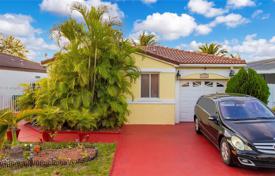 3 odalılar şehir içinde müstakil ev 184 m² Miami'de, Amerika Birleşik Devletleri. $540,000