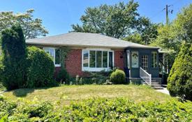 7 odalılar şehir içinde müstakil ev North York'da, Kanada. C$2,190,000