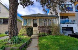 2 odalılar şehir içinde müstakil ev Etobicoke'de, Kanada. C$1,600,000