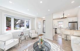8 odalılar şehir içinde müstakil ev North York'da, Kanada. C$2,193,000