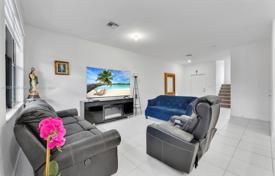 3 odalılar şehir içinde müstakil ev 172 m² Miami'de, Amerika Birleşik Devletleri. $475,000