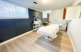4 odalılar şehir içinde müstakil ev Etobicoke'de, Kanada. C$2,109,000
