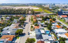 2 odalılar şehir içinde müstakil ev 188 m² Miami'de, Amerika Birleşik Devletleri. $720,000