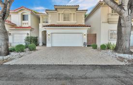 4 odalılar şehir içinde müstakil ev 247 m² Doral'da, Amerika Birleşik Devletleri. $880,000