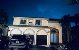3 odalılar şehir içinde müstakil ev 343 m² Miramar (USA)'da, Amerika Birleşik Devletleri. $940,000