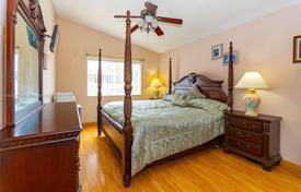 4 odalılar şehir içinde müstakil ev 158 m² Miami'de, Amerika Birleşik Devletleri. $649,000