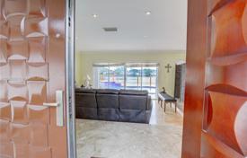 4 odalılar şehir içinde müstakil ev 312 m² Miami'de, Amerika Birleşik Devletleri. $1,820,000