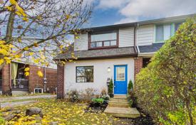 4 odalılar konak East York'da, Kanada. C$1,149,000