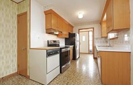 8 odalılar konak North York'da, Kanada. C$1,190,000