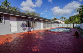 5 odalılar şehir içinde müstakil ev 346 m² Miami'de, Amerika Birleşik Devletleri. $1,199,000