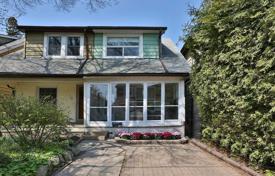 4 odalılar konak East York'da, Kanada. C$1,027,000