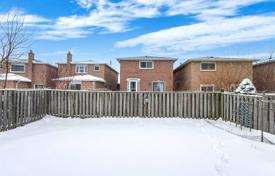 11 odalılar şehir içinde müstakil ev Scarborough'da, Kanada. C$1,690,000